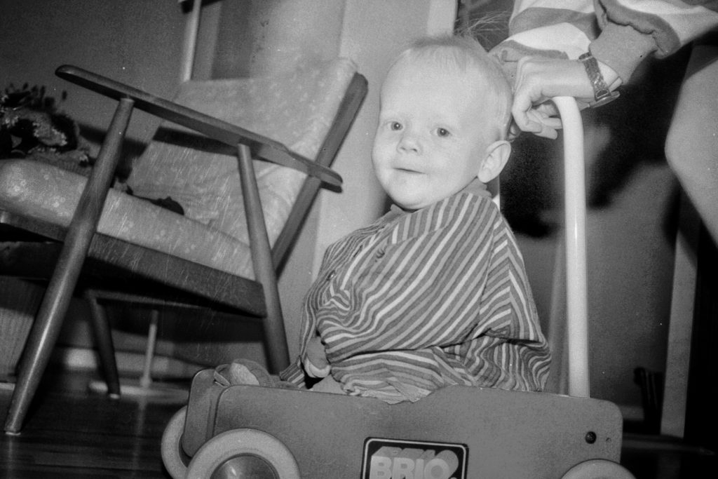 Rasmus i fuld fart i hans første køretøj.