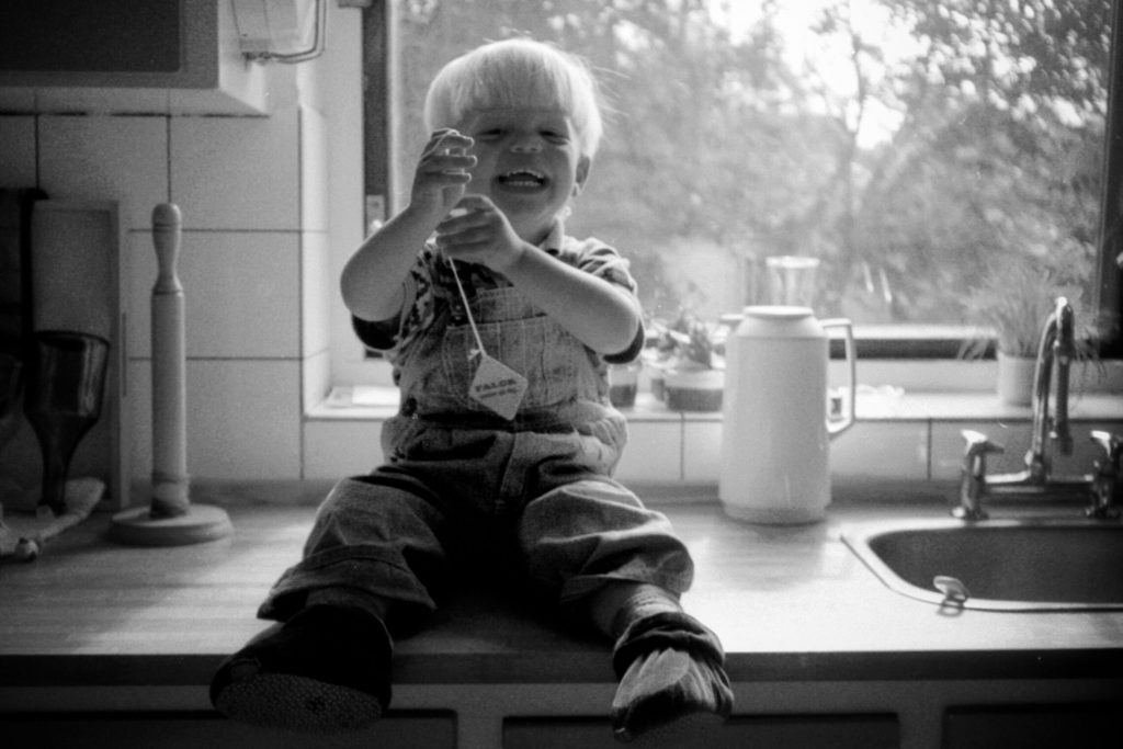 Rasmus på køkkenbordet i Lynge.