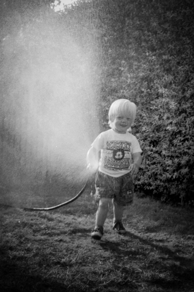 Rasmus på havearbejde.