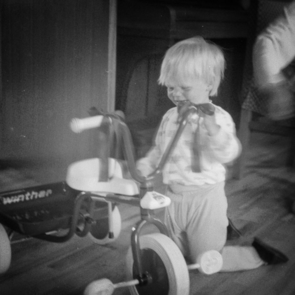 Rasmus 2 år og nu med cykel.